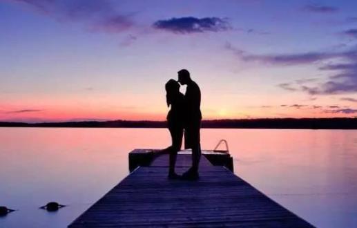 為什么接吻時男生的手亂動 男生接吻時手不老實的人怎么樣