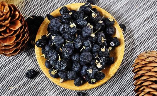 黑枸杞泡水喝大便會(huì)變黑嗎 女人吃黑枸杞好還是紅枸杞子好