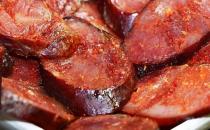 ?香腸蒸好后為什么有的腸衣發白 香腸蒸熟了凍好還是生著凍好